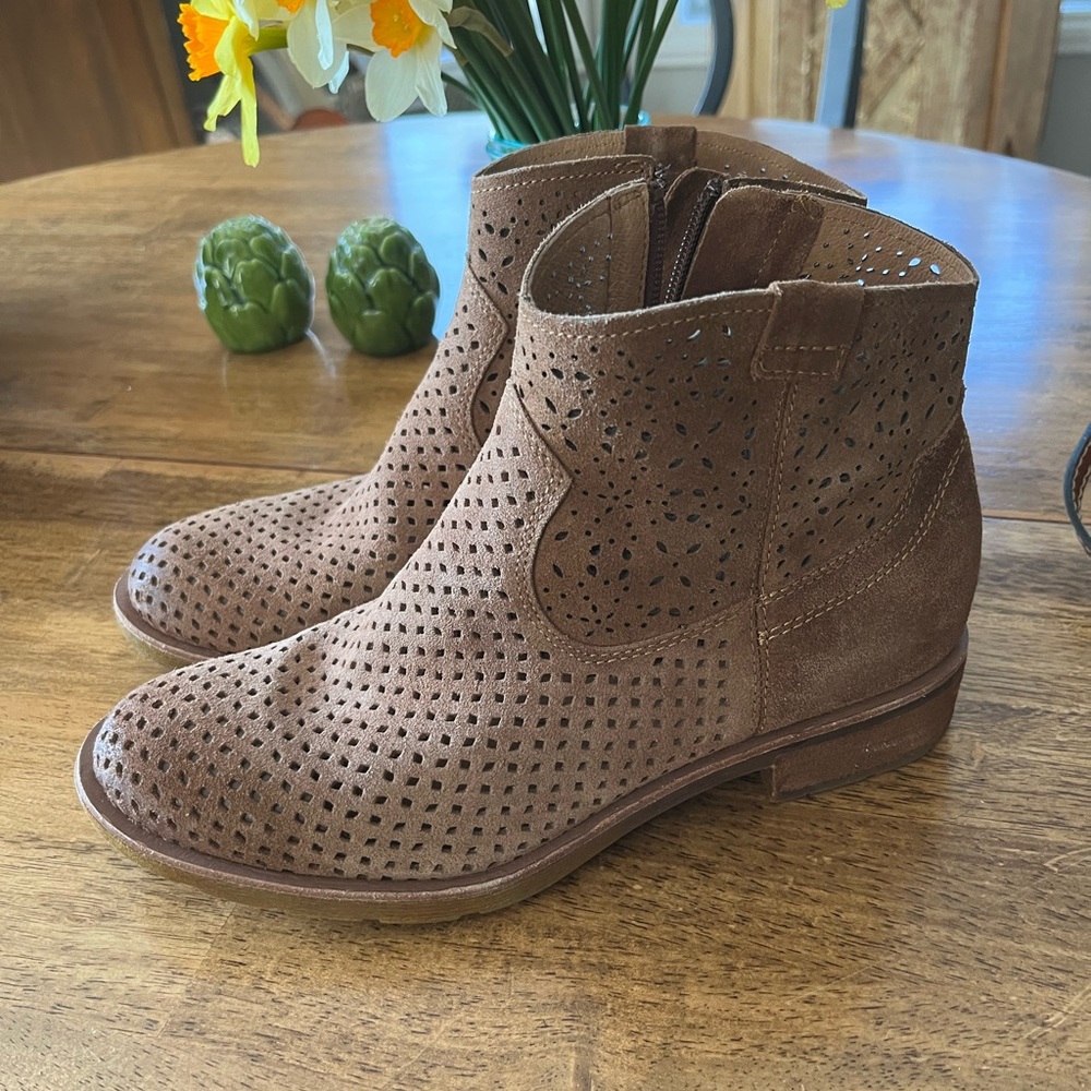 Soft Brand like new ankle boots.